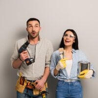 Kobieta oraz mężczyzna z narzędziami budowlanymi