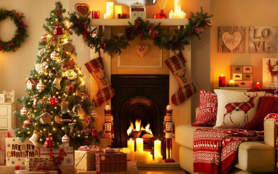 Pokój z kominkiem oraz ozdobami świątecznymi