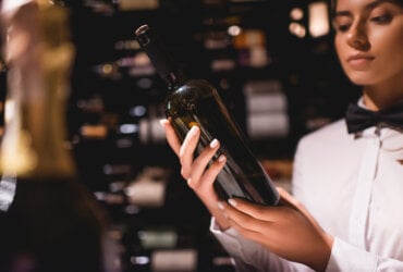 Kobieta trzyma wino w rękach