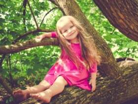 Dziecko na drzewie