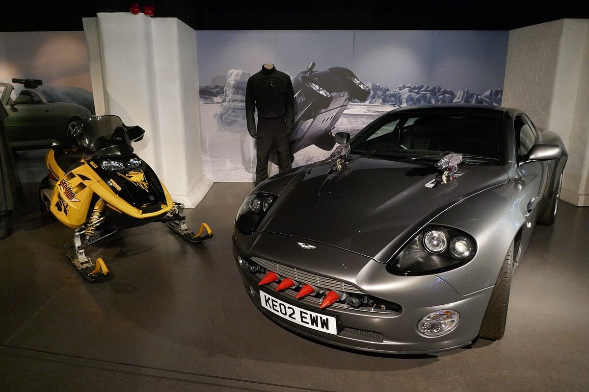 samochód Bonda Aston Martin V12 Vanquish