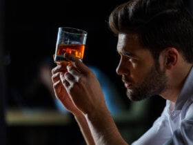 Mężczyzna ogląda whisky