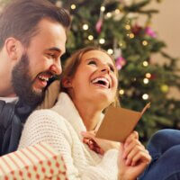 Szczęśliwa para podczas świąt