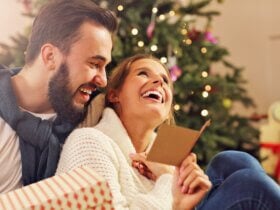 Szczęśliwa para podczas świąt