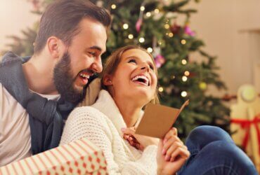 Szczęśliwa para podczas świąt