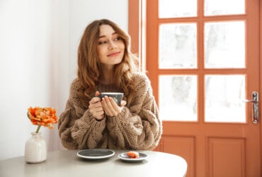 kobieta pijąca kawę