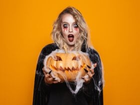 kobieta w stroju halloweenowym i dynią