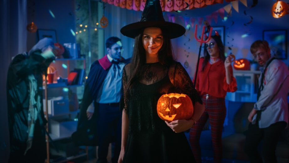 grupa osób w stroju halloweenowym