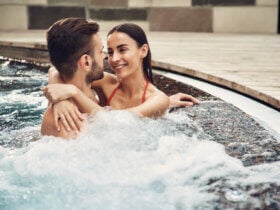 kobieta i mężczyzna w basenie