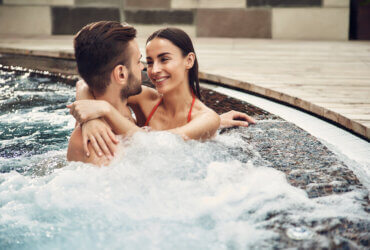 kobieta i mężczyzna w basenie