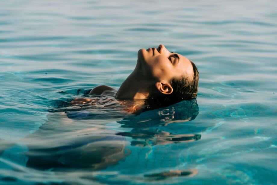 Kobieta unosząca się na wodzie w basenie