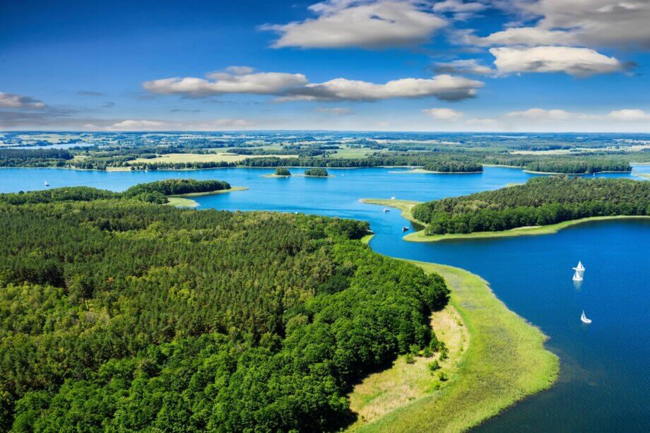 Widok na Mazury z lotu ptaka. Kraina tysiąca jezior w północno-wschodniej Polsce.