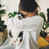kobieta przytulająca kota