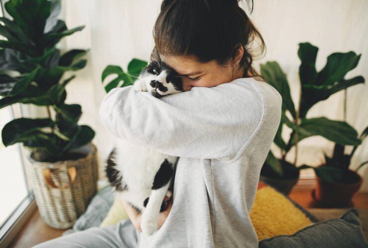 kobieta przytulająca kota