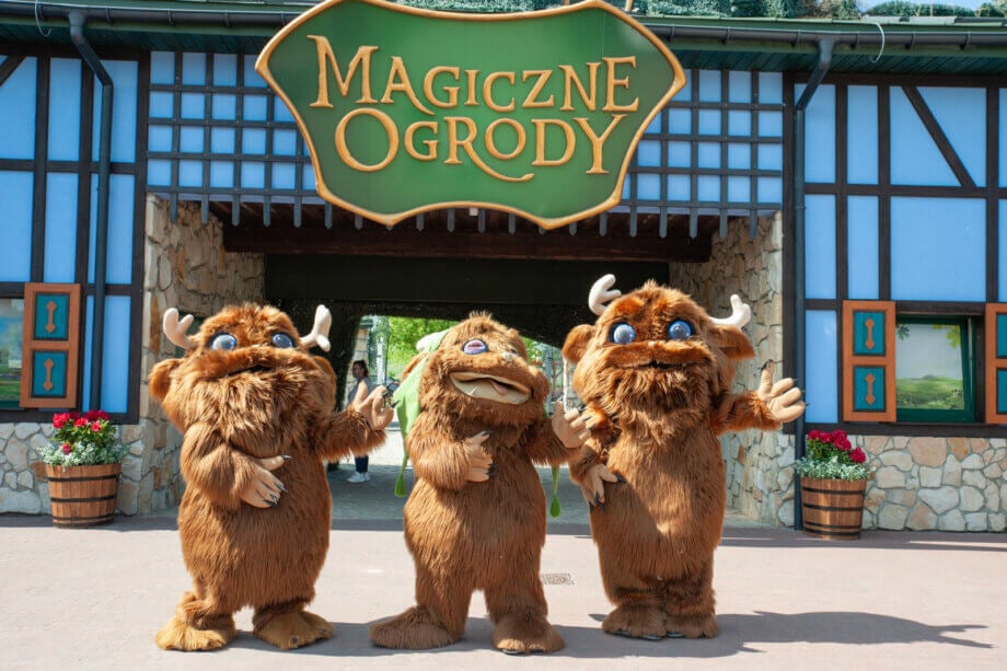 Trzy Mordole stojące tuż przy wejściu do Magicznych Ogrodów