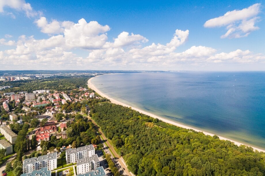 Widok z lotu ptaka na budynki w Gdańsku i morze