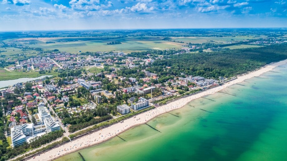 Widok z lotu ptaka na miasto w Mielnie i szeroką plażę nad morzem