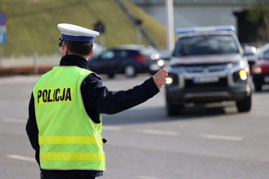 policjant kierujący ruchem