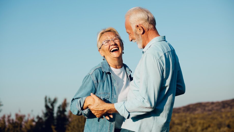 para seniorów trzymająca się za ręce