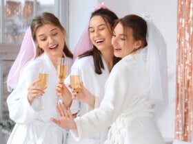 trzy kobiety w białych sukienkach i welonach