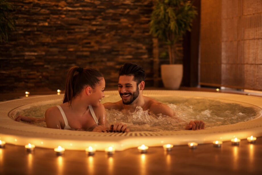 Para zakochanych spędzająca wspólny czas w SPA w jacuzzi