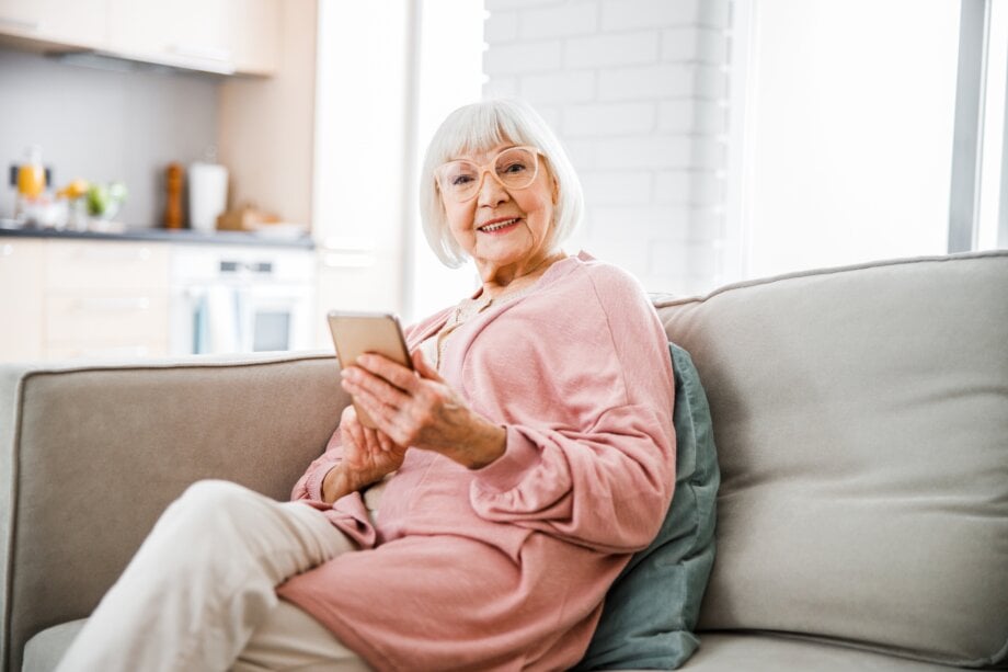 uśmiechnięta seniorka z telefonem