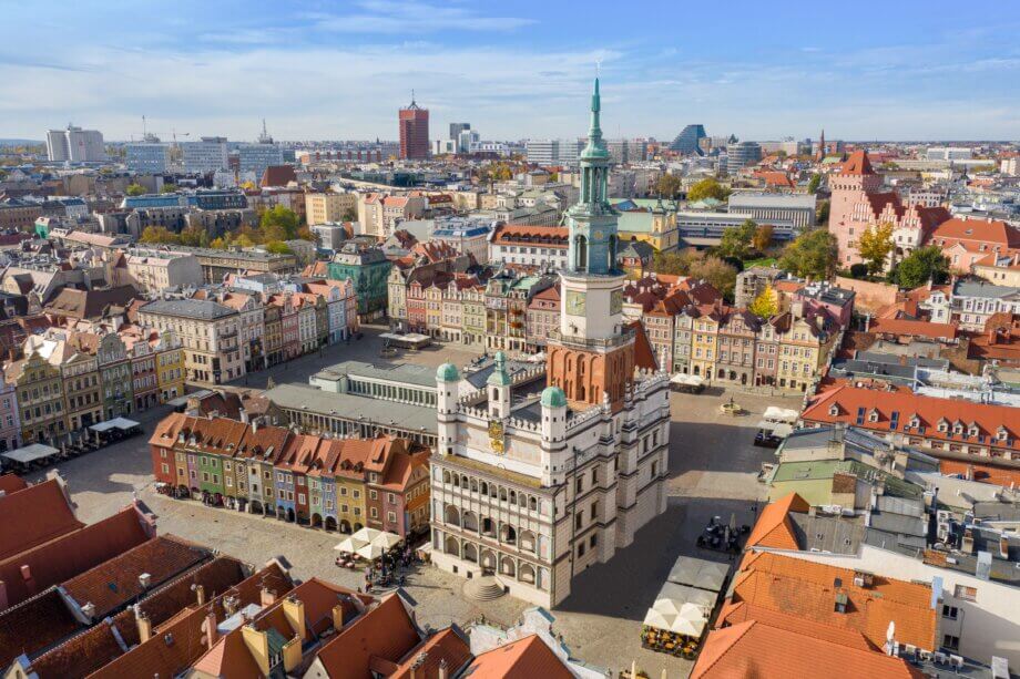 widok na stary rynek w Poznaniu z drona