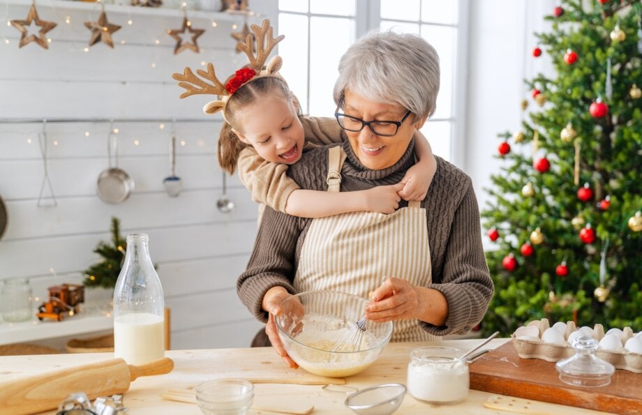 Babcia i mała wnuczka przygotowujące ciasto na świąteczne wypieki