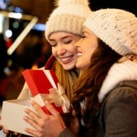 Dwie przyjaciółki podczas świąt Bożego Narodzenia