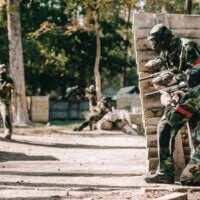 Osoba w masce grająca w paintball