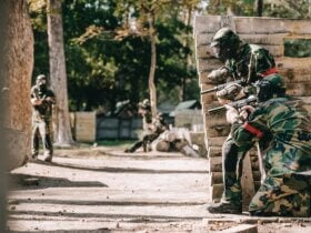 Osoba w masce grająca w paintball