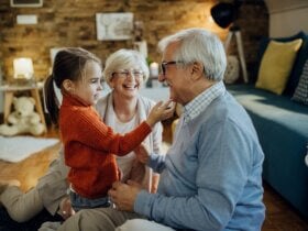 Dziewczynka zaczepiająca dziadka i szczęśliwa babcia