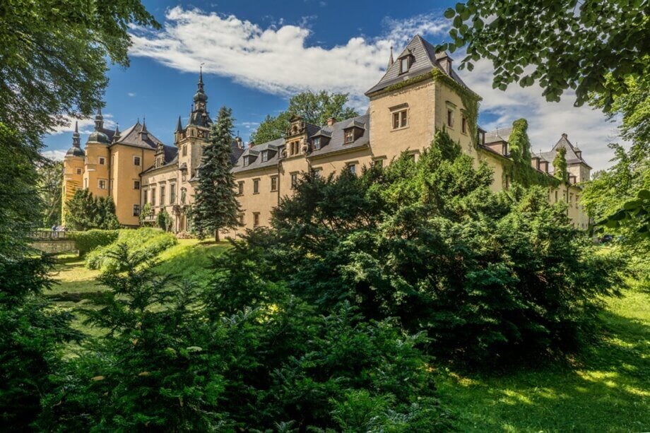 Widok na zamek Kliczków w Borach Dolnośląskich