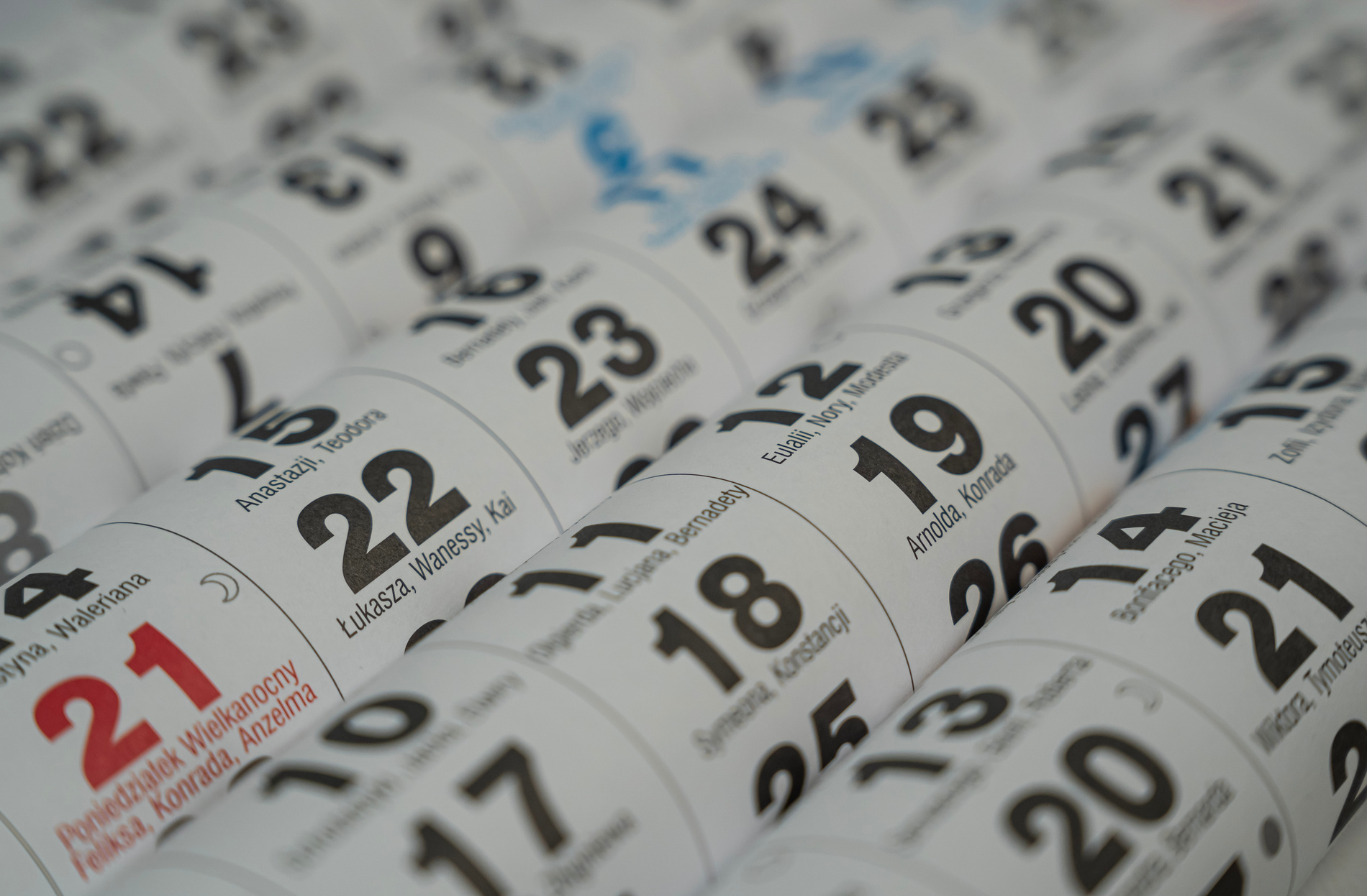 kartki z kalendarza zwinięte w rulon
