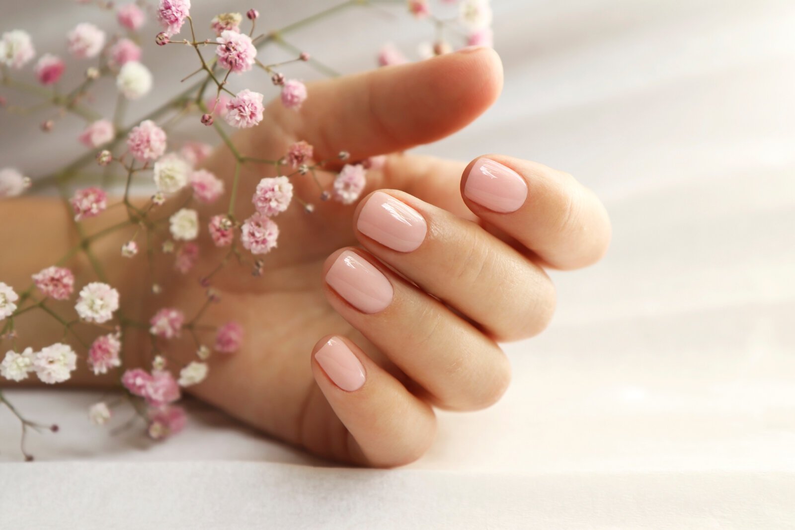 delikatny różowy manicure