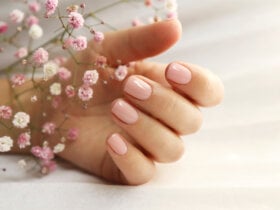 delikatny różowy manicure