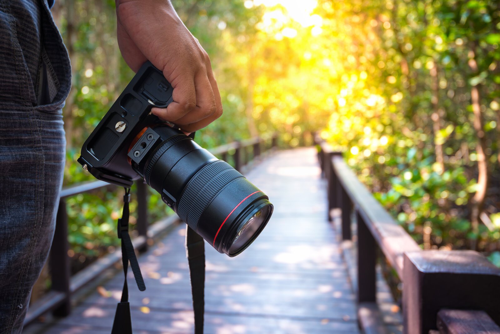 człowiek trzymający aparat fotograficzny