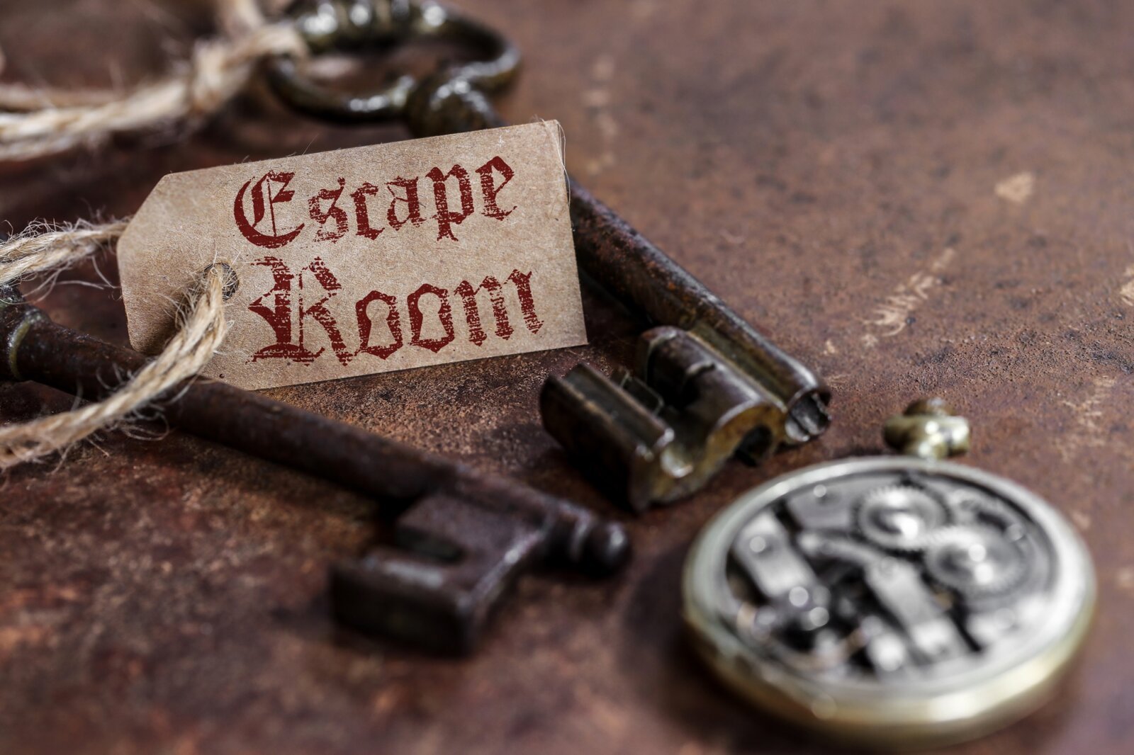 Klucze, pieczęć i karteczka z napisem "escape room"