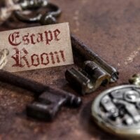 Klucze, pieczęć i karteczka z napisem "escape room"