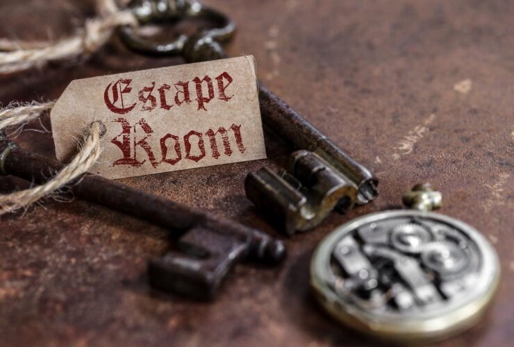 Klucze, pieczęć i karteczka z napisem "escape room"
