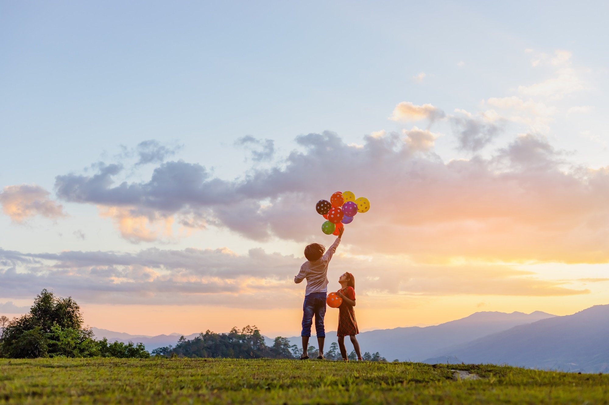 Dzieci bawiące się balonami na dworze