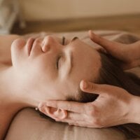 kobieta z ciemnymi włosami na head spa