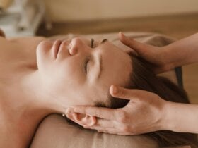 kobieta z ciemnymi włosami na head spa