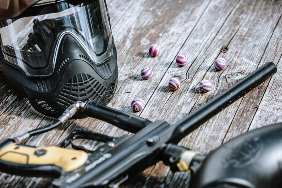 Maska, marker i kulki z farbą do gry w paintball