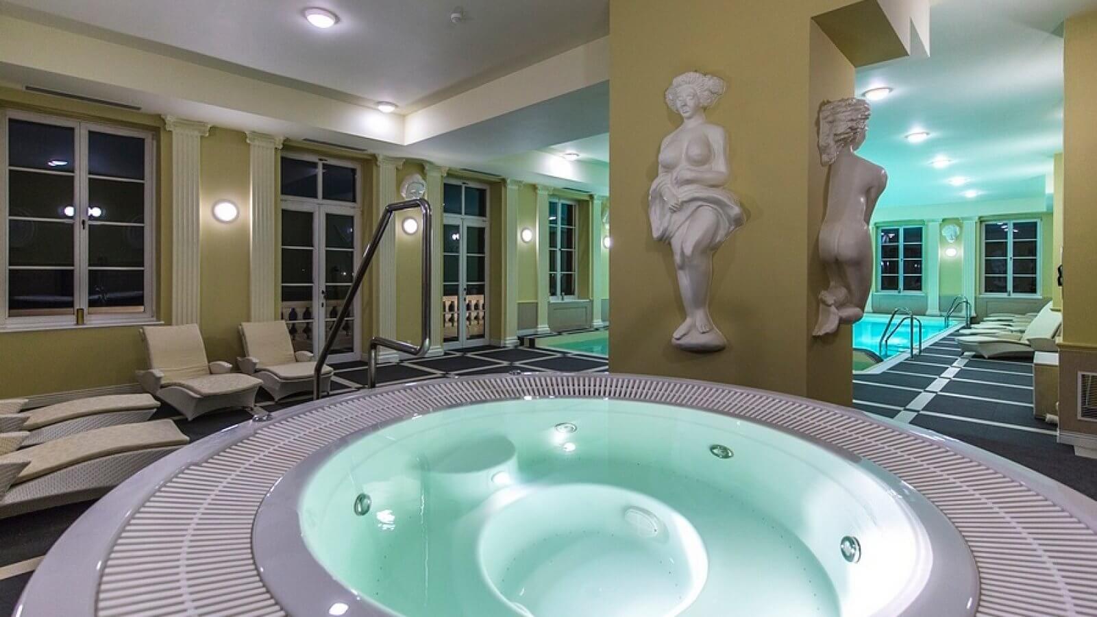 Basen w Pałacu Alexandrinum w Krubkach-Górkach