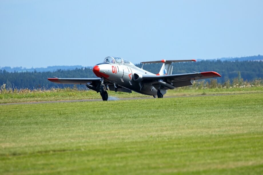 Startujący odrzutowiec L-29 Delfin