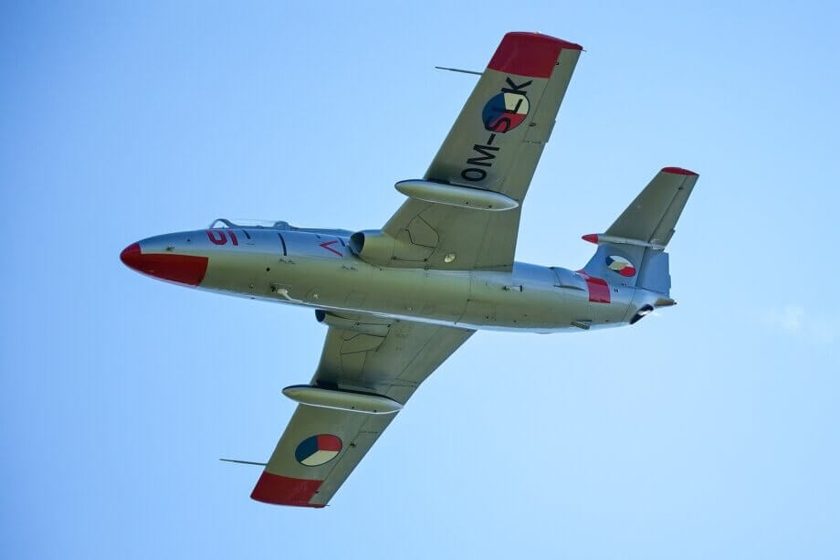 Odrzutowiec L-29 Delfin w locie z dołu