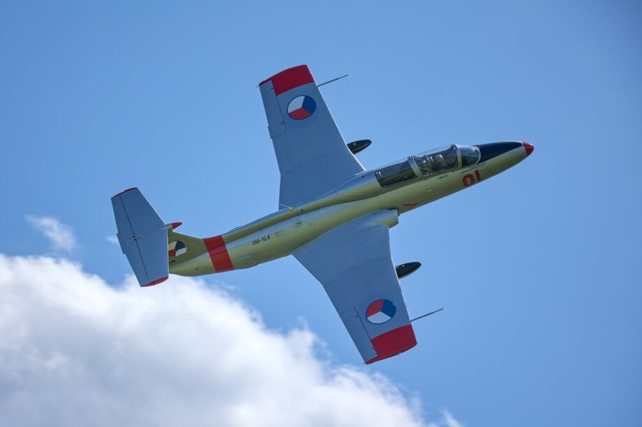 Odrzutowiec L-29 Delfin w locie z góry