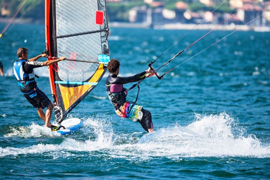 Różnice między windsurfingiem a kitesurfingiem