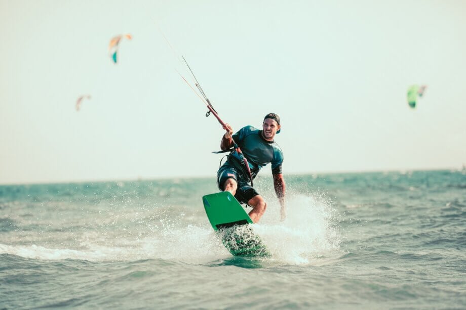 Kitesurfer płynący po morzu